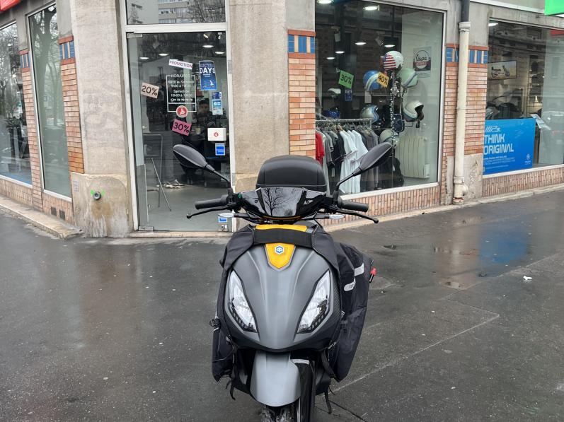 PIAGGIO ONE 1 ACTIVE ELECTRIQUE GARANTIE 48 MOIS GRIS MAT ET JAUNE TRES BON ETAT CRIT'AIR VERT ( ELECTRIQUE ) 