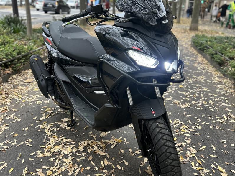 APRILIA SR-GT 125  1000 KM GARANTIE 24 MOIS LIVRAISON POSSIBLE DANS TOUTE LA FRANCE 