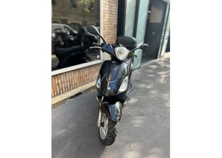 PIAGGIO FLY 50 NOIR / TOP CASE 