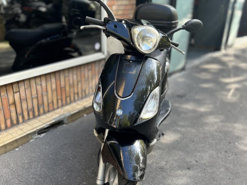 PIAGGIO FLY 50 NOIR / TOP CASE 
